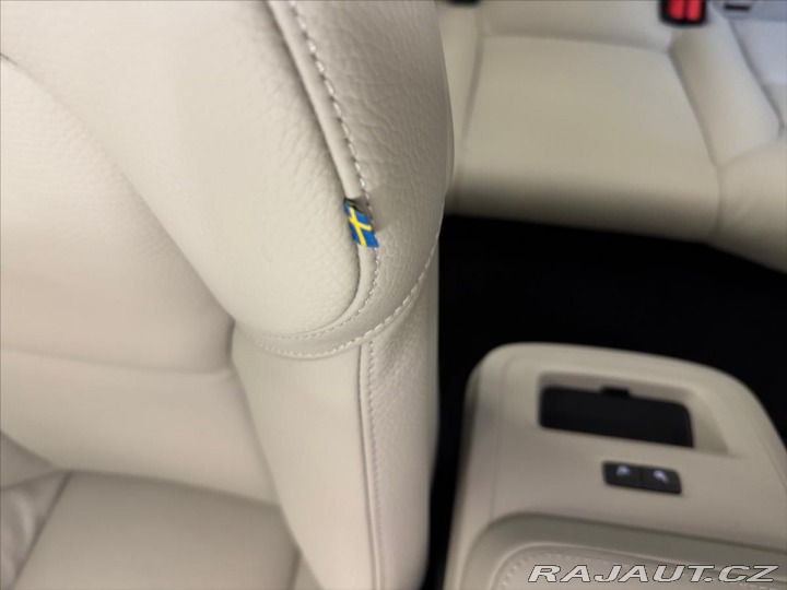 Volvo XC60 2,0 B4 AWD Plus Dark 9283 2024