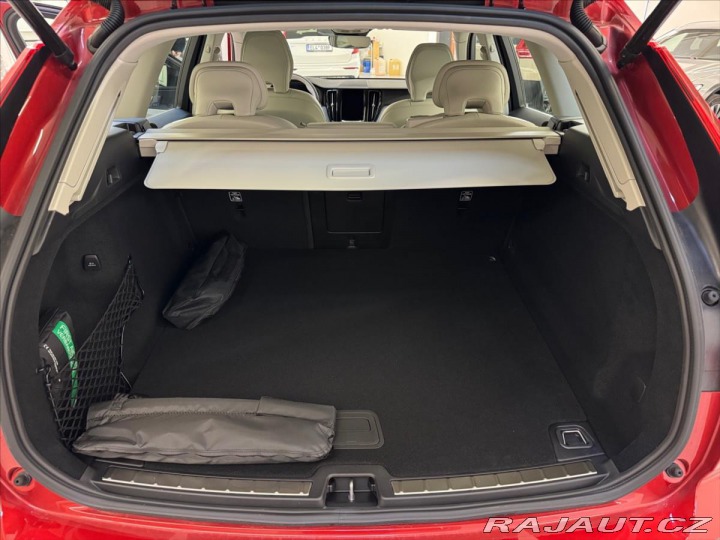 Volvo XC60 2,0 B4 AWD Plus Dark 9283 2024