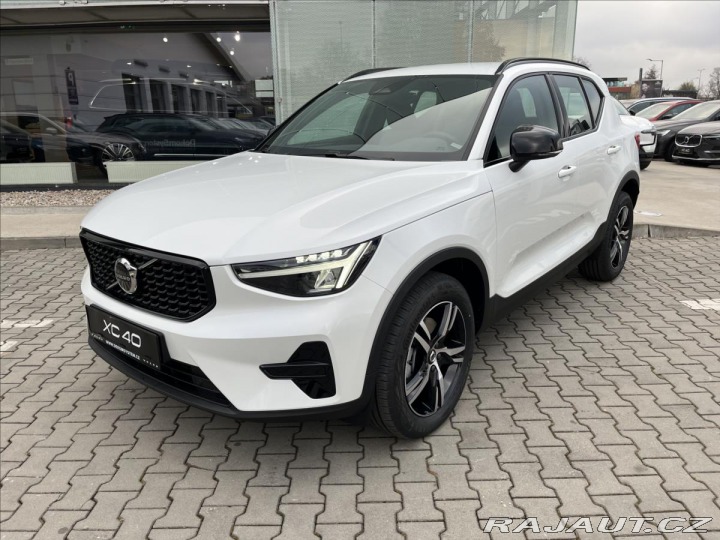 Volvo XC40 2,0 B3 FWD Plus Dark 7430 2025