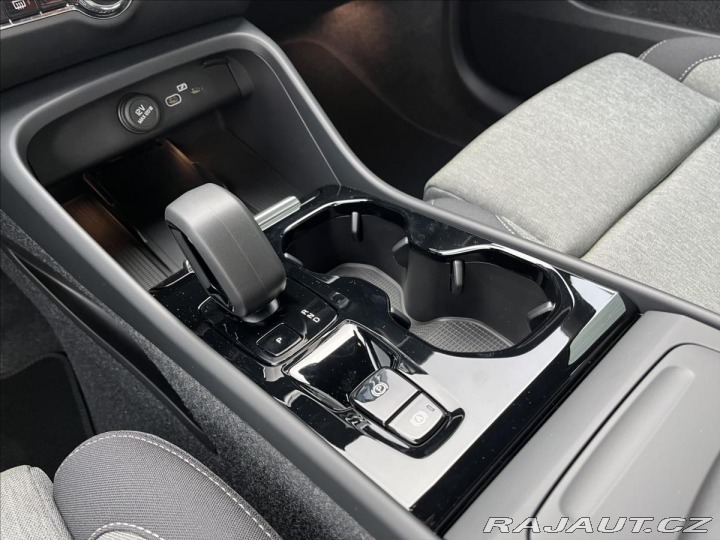 Volvo XC40 2,0 B3 FWD Plus Dark 7430 2025