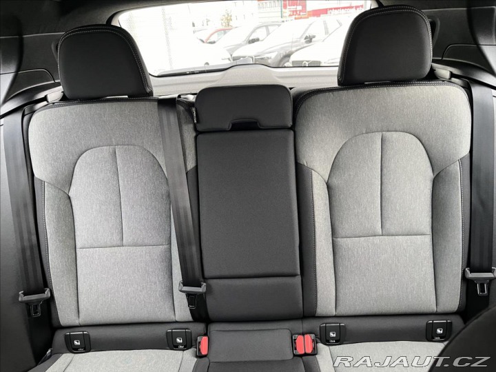 Volvo XC40 2,0 B3 FWD Plus Dark 7430 2025