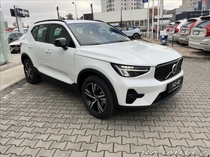 Volvo XC40 2,0 B3 FWD Plus Dark 7430 2025