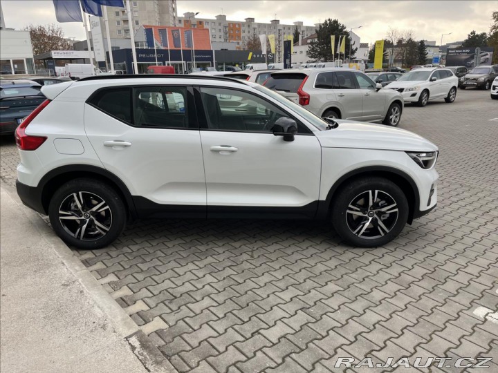 Volvo XC40 2,0 B3 FWD Plus Dark 7430 2025