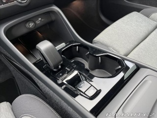 Volvo XC40 2,0 B3 FWD Plus Dark 7430 2025