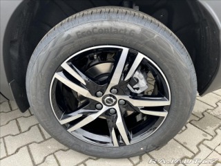 Volvo XC40 2,0 B3 FWD Plus Dark 7430 2025
