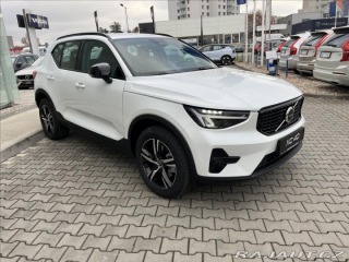 Volvo XC40 2,0 B3 FWD Plus Dark 7430 2025