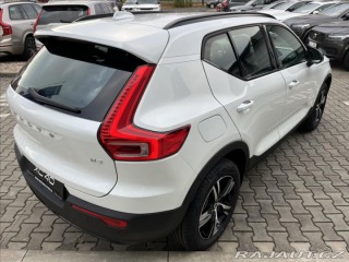 Volvo XC40 2,0 B3 FWD Plus Dark 7430 2025