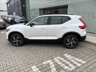 Volvo XC40 2,0 B3 FWD Plus Dark 7430 2025