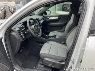 Volvo XC40 2,0 B3 FWD Plus Dark 7430 2025