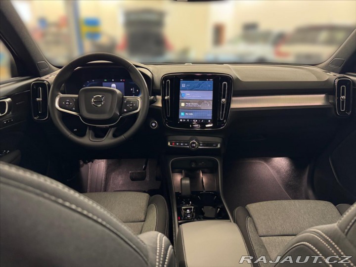 Volvo XC40 2,0 B3 FWD Plus Dark 8605 2025