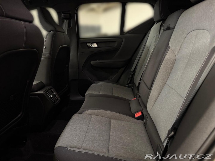 Volvo XC40 2,0 B3 FWD Plus Dark 8605 2025