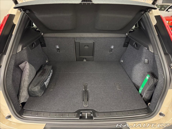 Volvo XC40 2,0 B3 FWD Plus Dark 8605 2025