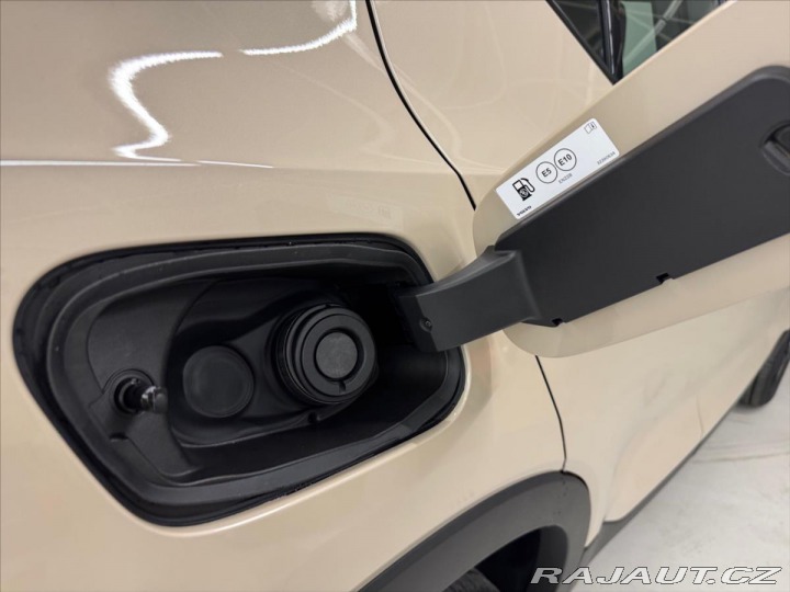 Volvo XC40 2,0 B3 FWD Plus Dark 8605 2025