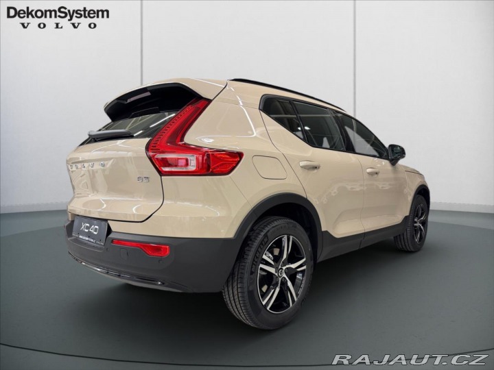 Volvo XC40 2,0 B3 FWD Plus Dark 8605 2025
