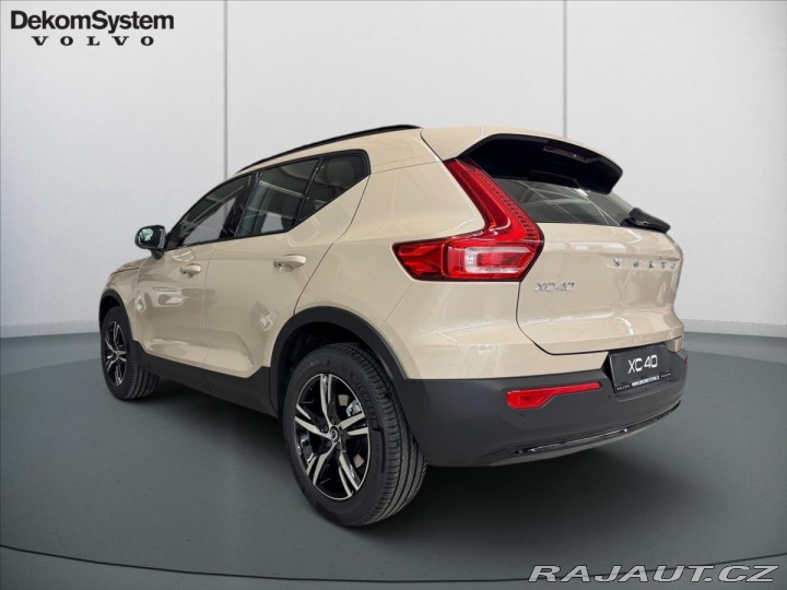 Volvo XC40 2,0 B3 FWD Plus Dark 8605 2025