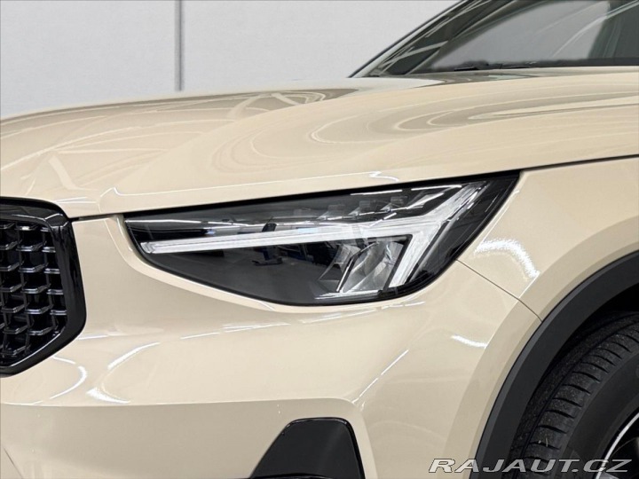 Volvo XC40 2,0 B3 FWD Plus Dark 8605 2025