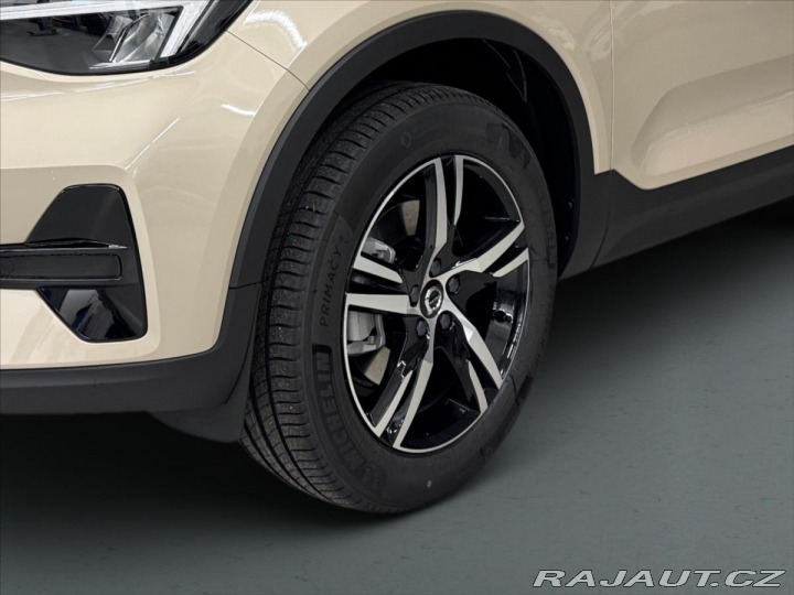 Volvo XC40 2,0 B3 FWD Plus Dark 8605 2025