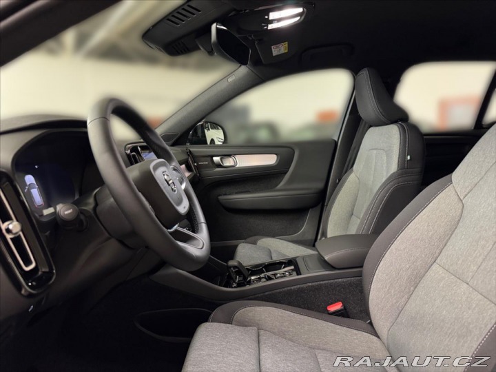 Volvo XC40 2,0 B3 FWD Plus Dark 8605 2025