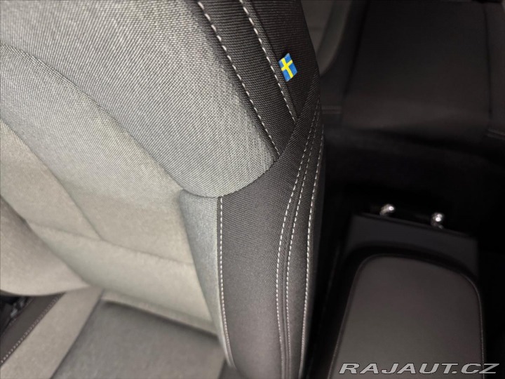Volvo XC40 2,0 B3 FWD Plus Dark 6130 2025