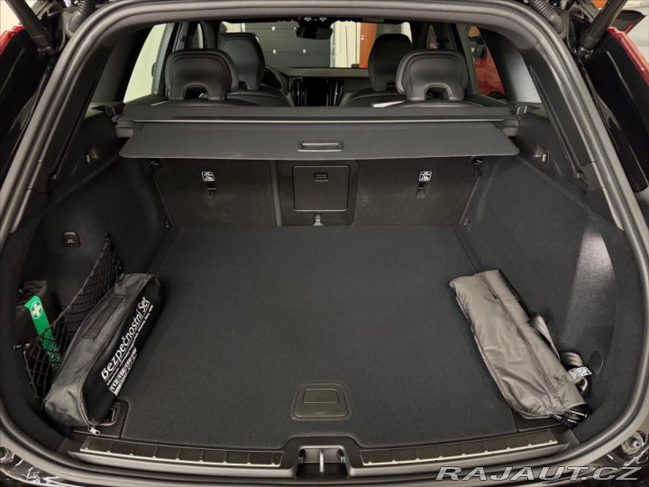 Volvo XC60 2,0 B5 AWD Plus Dark 5951 2025