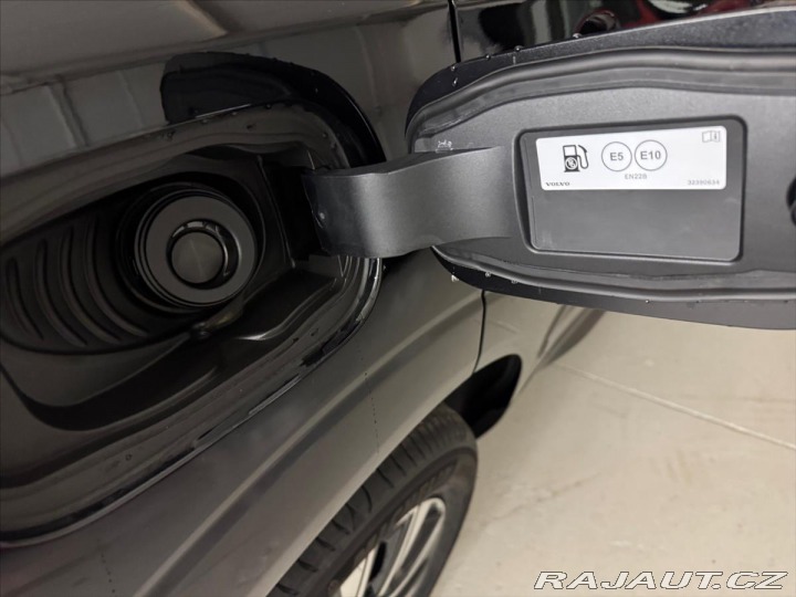 Volvo XC60 2,0 B5 AWD Plus Dark 5951 2025