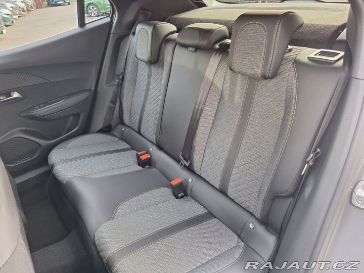 Peugeot 2008 ALLURE 1.2 PT 130K EAT8 2025