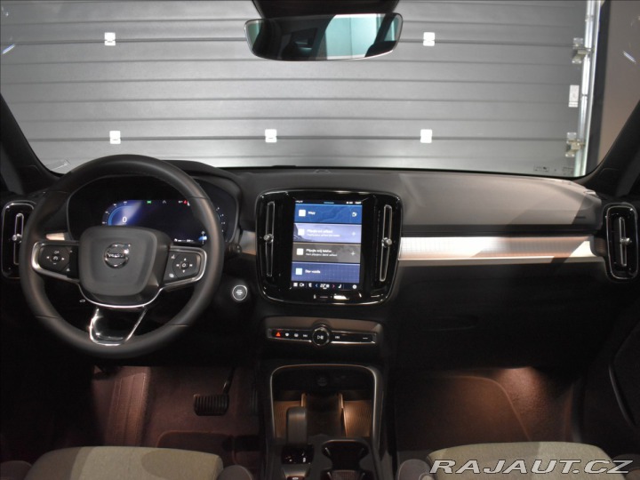 Volvo XC40 2,0 B3 Core Tažné,Bezklíč 2023