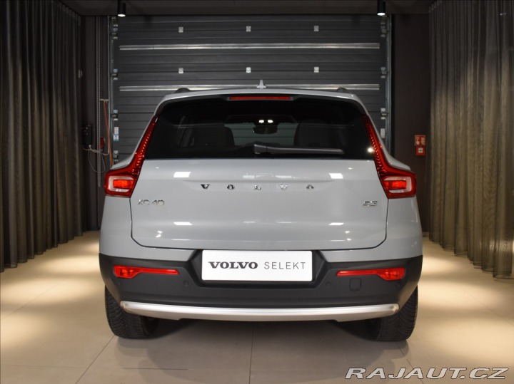 Volvo XC40 2,0 B3 Core Tažné,Bezklíč 2023