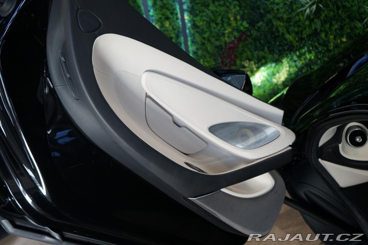 McLaren GT Lift B&W LED Záruka 2023
