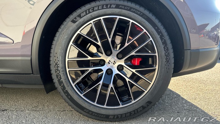 Porsche Macan 4S Electric 2025