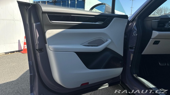 Porsche Macan 4S Electric 2025