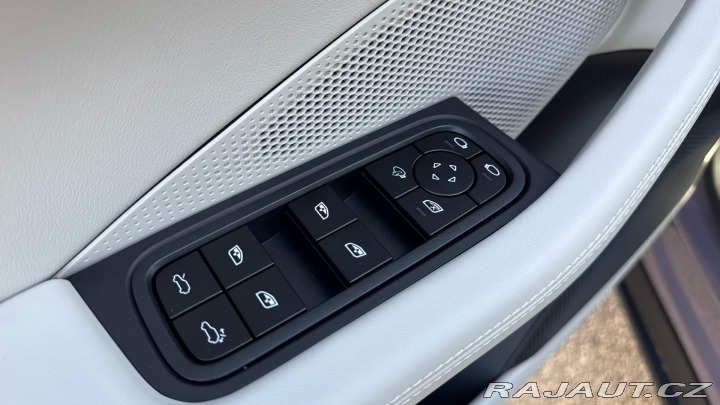 Porsche Macan 4S Electric 2025