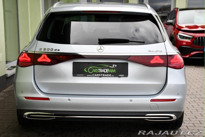 Mercedes-Benz E 300de 4MATI PANO ZÁRUKA 9 2023