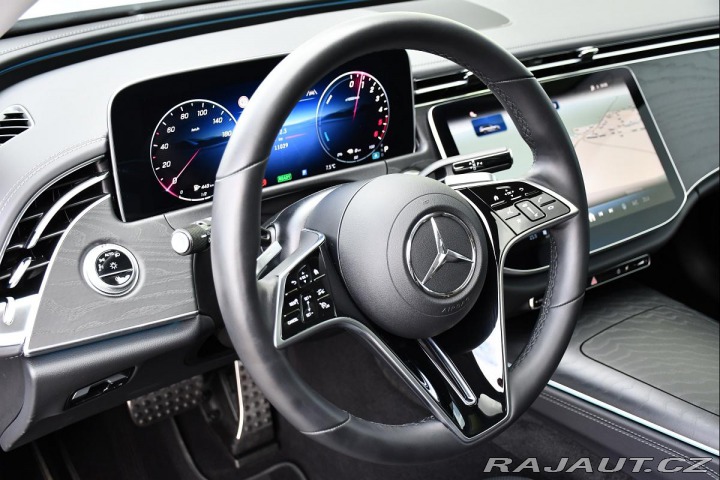 Mercedes-Benz E 300de 4MATIC PANO ZÁRUKA 2023