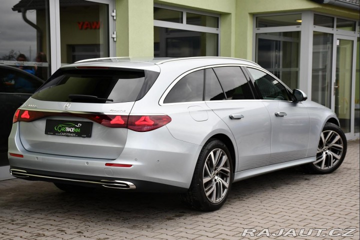 Mercedes-Benz E 300de 4MATI PANO ZÁRUKA 9 2023