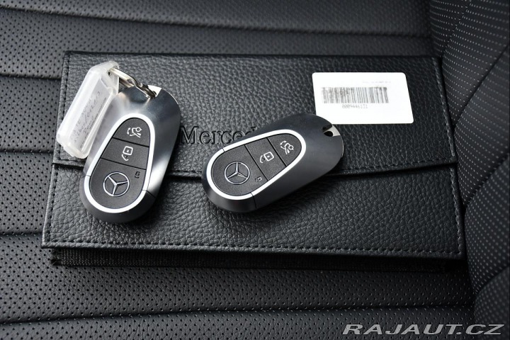 Mercedes-Benz E 300de 4MATIC PANO ZÁRUKA 2023