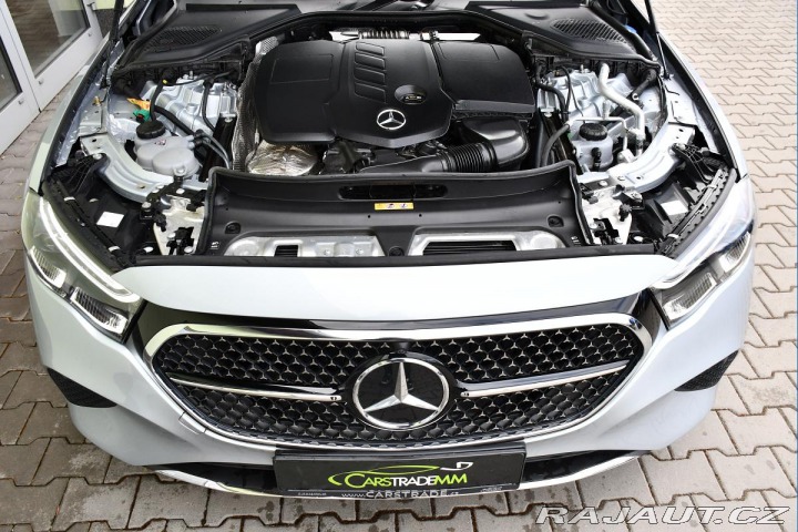 Mercedes-Benz E 300de 4MATIC PANO ZÁRUKA 2023