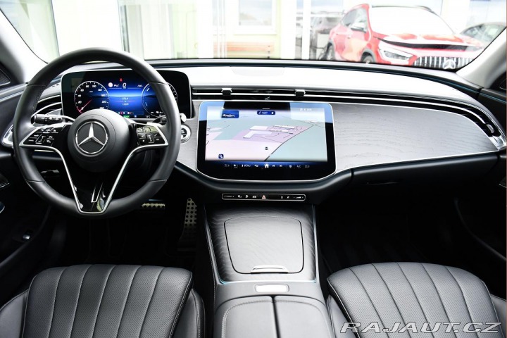 Mercedes-Benz E 300de 4MATIC PANO ZÁRUKA 2023