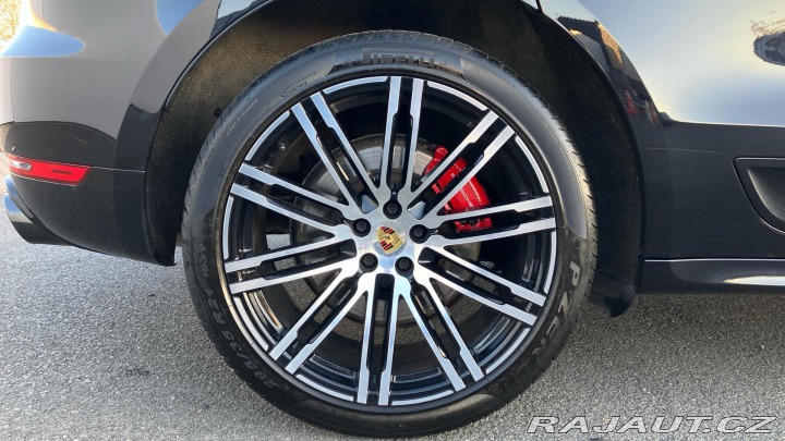 Porsche Macan Turbo with Performance Pa 2018