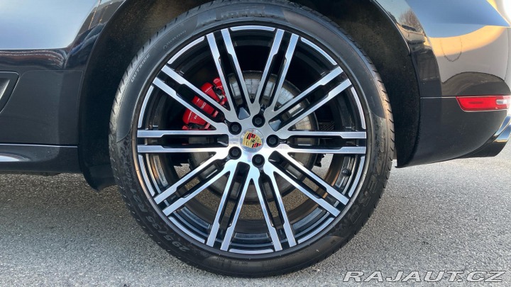 Porsche Macan Turbo with Performance Pa 2018