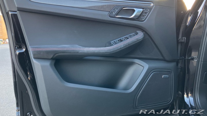 Porsche Macan Turbo with Performance Pa 2018