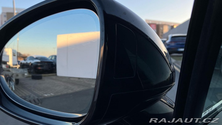 Porsche Macan Turbo with Performance Pa 2018