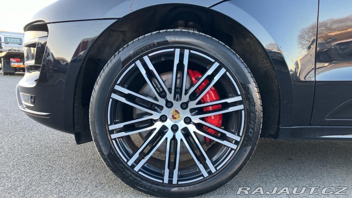 Porsche Macan Turbo with Performance Pa 2018