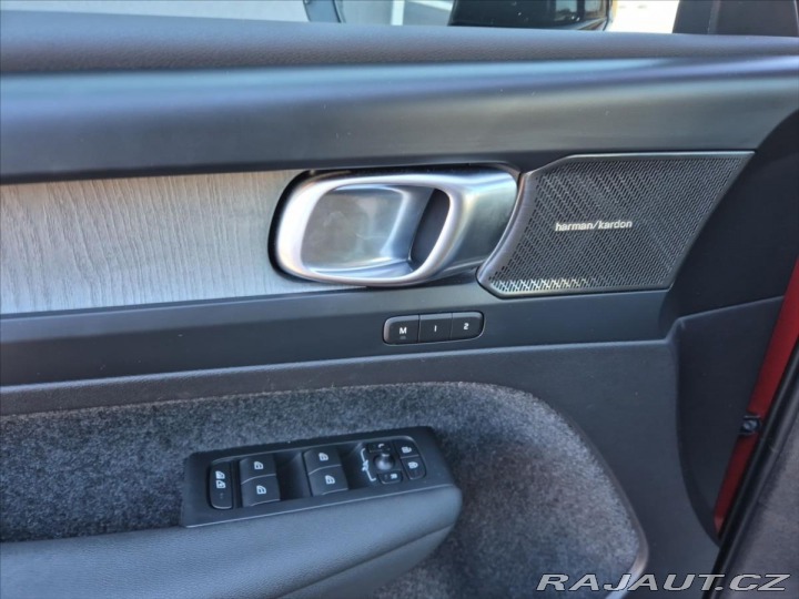 Volvo XC40 2,0 B4 AWD Plus Dark AT 2022