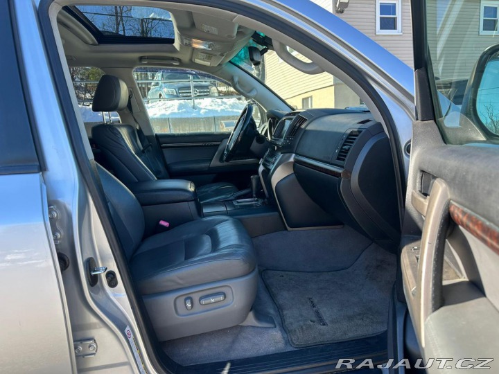 Toyota Land Cruiser 200 2011