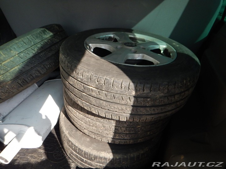 Volkswagen Transporter 2.5 TDI, 9 MÍST, TAŽNÉ 2004