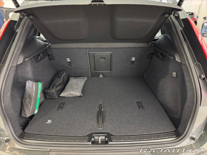 Volvo XC40 2,0 B3 FWD Plus Dark 3456 2025