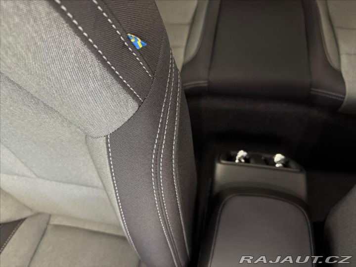 Volvo XC40 2,0 B3 FWD Plus Dark 3456 2025