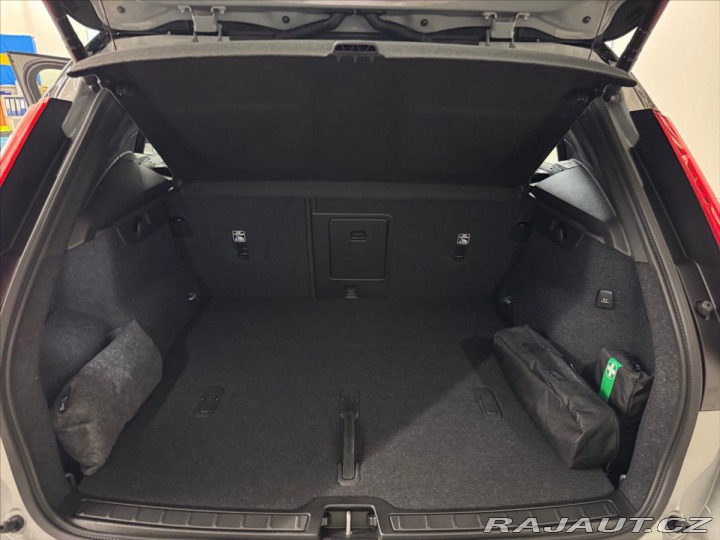 Volvo XC40 2,0 B3 FWD Plus Black Ed 2025