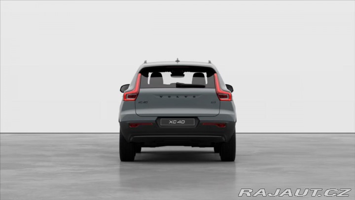 Volvo XC40 2,0 B3 FWD Plus Black Ed 2025